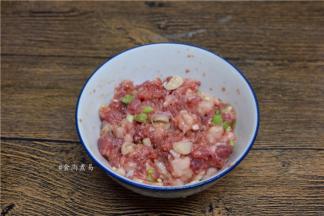 瘦肉调入酱油、盐、淀粉、香油、搅拌均匀、腌一下