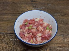 瘦肉调入酱油、盐、淀粉、香油、搅拌均匀、腌一下