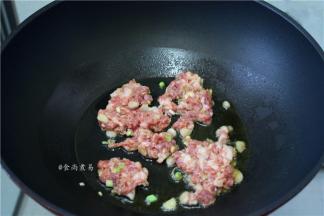 热锅，倒入食用油，煸香肉末