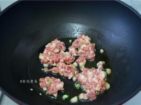 热锅，倒入食用油，煸香肉末