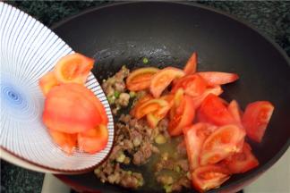 倒入番茄炒出沙