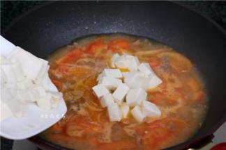 倒入豆腐，用锅铲将豆腐轻轻推入汤中