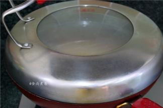 遮上锅盖，大火煮至汤汁浓稠，豆腐入味