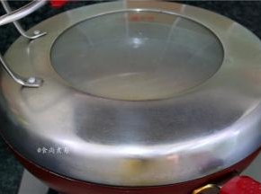 遮上锅盖，大火煮至汤汁浓稠，豆腐入味