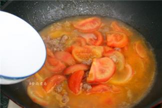 倒入1碗清水，大火煮滚