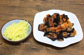 生姜去皮切丝、【生姜有去腥增香的功效，冬天吃还能祛风驱寒】红极参洗净切粒