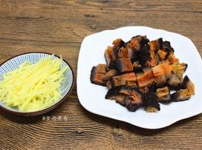 生姜去皮切丝、【生姜有去腥增香的功效，冬天吃还能祛风驱寒】红极参洗净切粒
