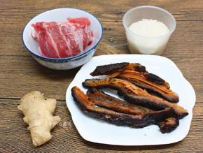 备好食材，我买的红极参是泡发好了的，解冻后洗净直接可以烹调