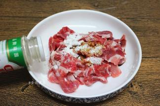 瘦肉洗净切片，调入酱油、盐、胡椒粉、鸡粉、淀粉拌匀