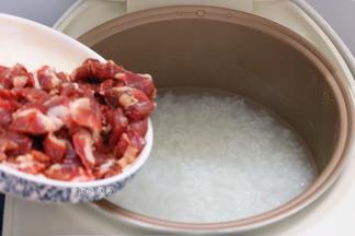 白粥煮至绵绸，将瘦肉倒入锅内