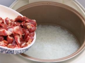 白粥煮至绵绸，将瘦肉倒入锅内