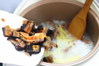 倒入姜丝和红极参，拌匀，继续煮2分钟左右