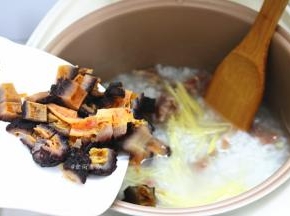 倒入姜丝和红极参，拌匀，继续煮2分钟左右