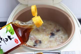 最后调入香油，撒下葱花即可舀起食用