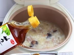 最后调入香油，撒下葱花即可舀起食用