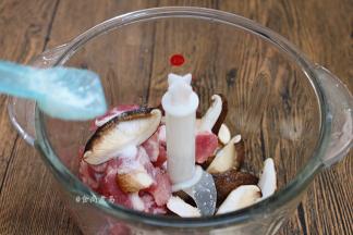 放入搅拌机内，调入盐、淀粉、香油、胡椒粉，通电搅成肉末