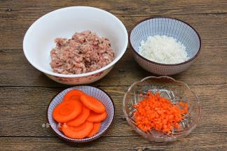 糯米捞起沥干水，胡萝卜横切薄片，剩下一点剁碎做点缀