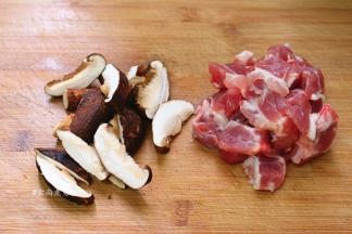 鲜香菇和瘦肉分别洗净，切小块