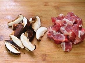 鲜香菇和瘦肉分别洗净，切小块