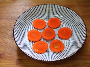 将胡萝卜片整齐铺在盘中