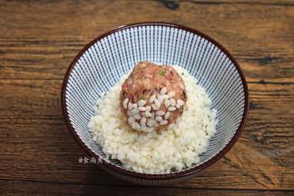 在糯米上滚一圈，均匀裹上糯米粒