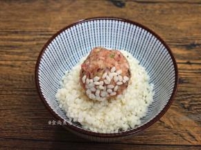 在糯米上滚一圈，均匀裹上糯米粒
