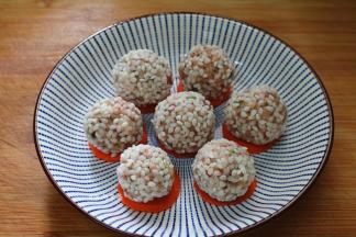 搓好的丸子放在萝卜片上，防粘