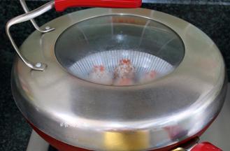 将丸子放入蒸锅中，隔水大火蒸25分钟，取出后撒点胡萝卜碎和葱花装饰即可