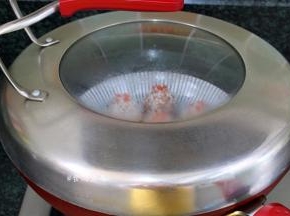 将丸子放入蒸锅中，隔水大火蒸25分钟，取出后撒点胡萝卜碎和葱花装饰即可