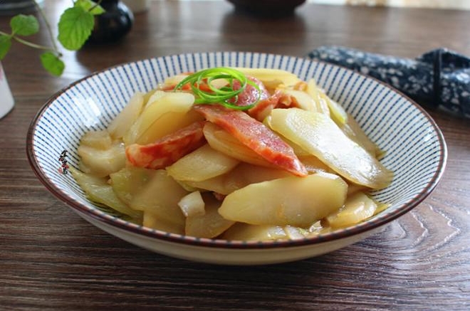 腊肠炒菜梗