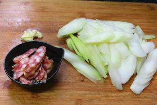 芥菜心去皮，洗净切薄片，腊肠蒸熟后切薄片，蒜瓣拍碎