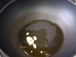 热锅，倒入食用油，下蒜瓣爆香