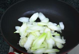 倒入芥菜心，大火翻炒片刻