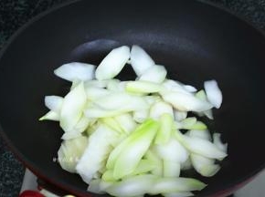 倒入芥菜心，大火翻炒片刻