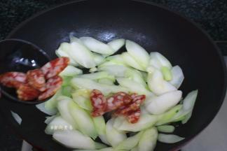 倒进腊肠拌匀