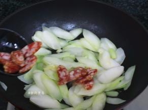 倒进腊肠拌匀