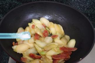 最后调入盐，翻炒均匀即可