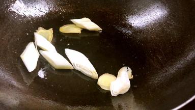 锅留底油，放入姜片和大葱段爆香