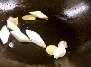 锅留底油，放入姜片和大葱段爆香