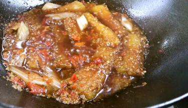 放入带鱼中火煮片刻