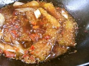 放入带鱼中火煮片刻