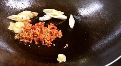 加入蒜蓉剁椒，炒至出红油