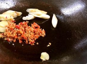 加入蒜蓉剁椒，炒至出红油