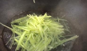 锅烧开水，放入莴笋丝汆烫断生