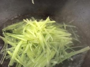 锅烧开水，放入莴笋丝汆烫断生