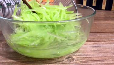 捞出放入凉开水中浸泡至冷透后，捞出沥干水分