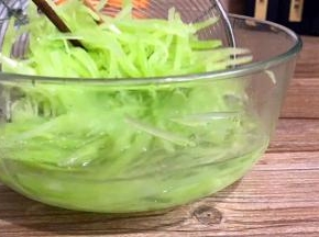 捞出放入凉开水中浸泡至冷透后，捞出沥干水分