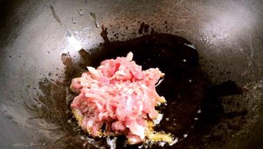 锅烧热油，放入腌制好的猪瘦肉