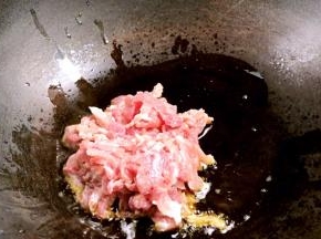 锅烧热油，放入腌制好的猪瘦肉