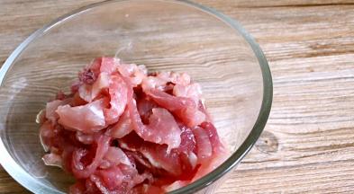 将猪瘦肉洗净，切成丝，装入碗内